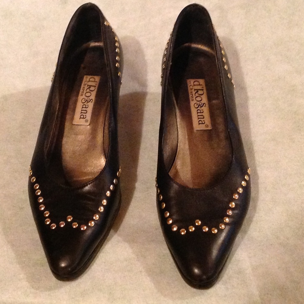 D'Rosanna by Charna Black rivet Med. Heel Pump